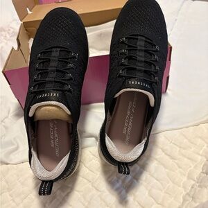 NWT Women’s Skechers Black “Show Runner” Memory Foam Shoes Size 8